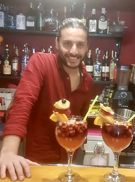 En la barra de ANDINO, con dos cócteles