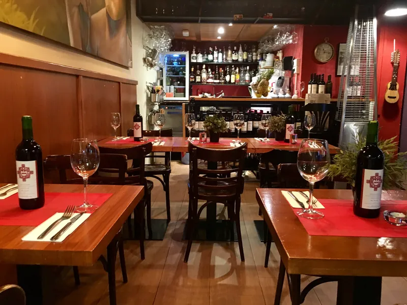 Mesas de madera con vino chileno en ANDINO