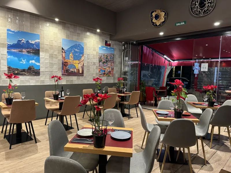 Comedor de ANDINO con cuadros de paisajes andinos